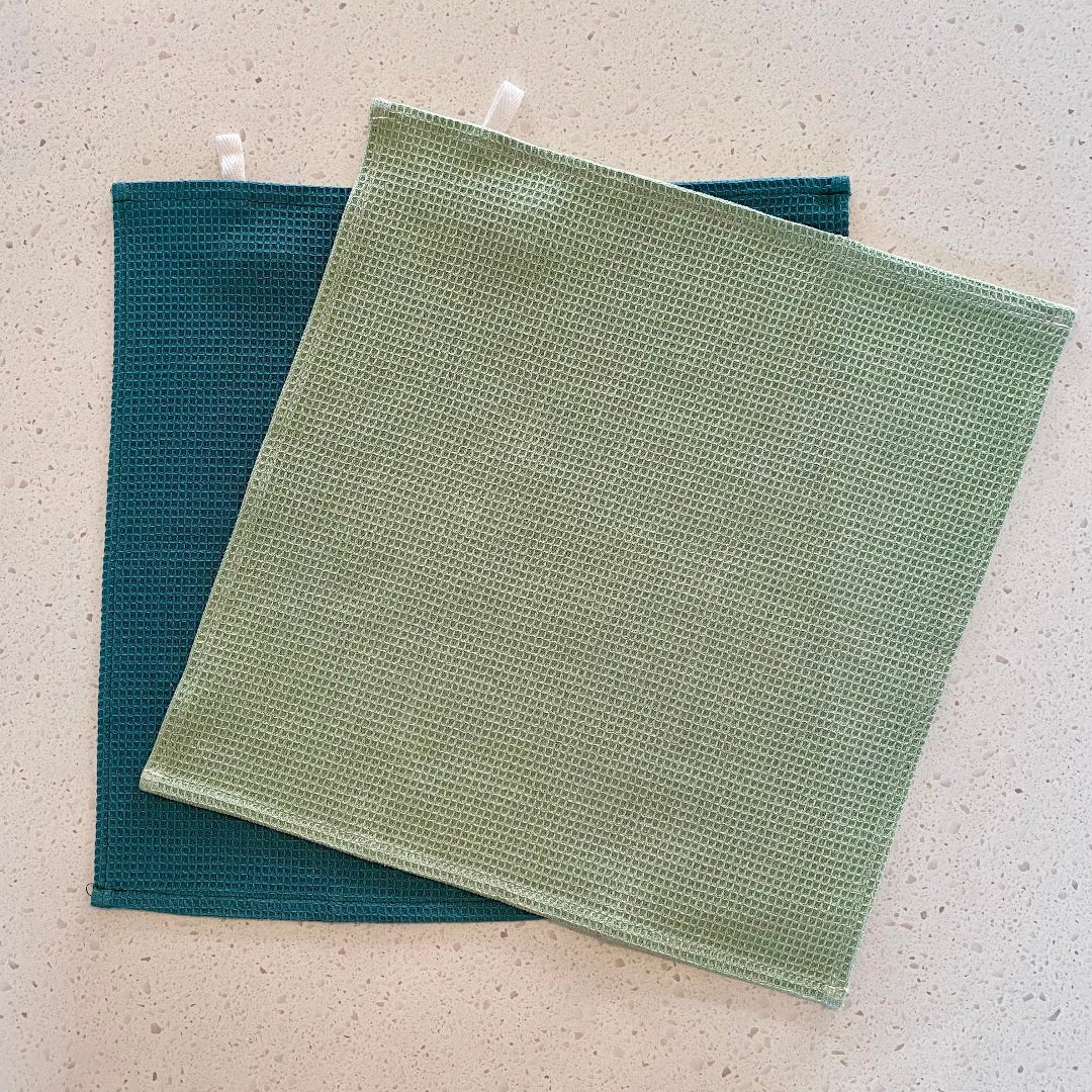 Sustainable kitchen gift set with reusable dishcloths and eco-friendly tea towel.